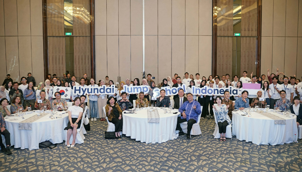 'H-점프스쿨 인도네시아' 1기 발대식에서 참가자들이 기념 촬영을 하고 있는 모습.(사진=현대차그룹)