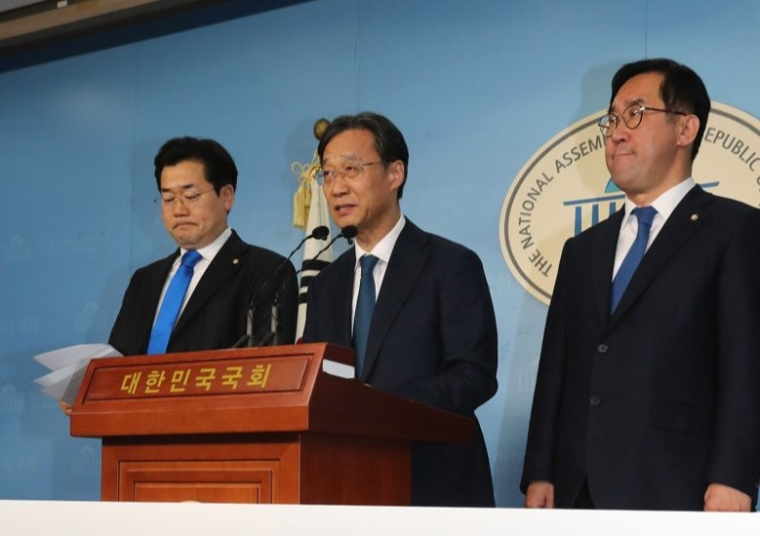 유동수 (가운데) 국회의원 (사진=연합뉴스)
