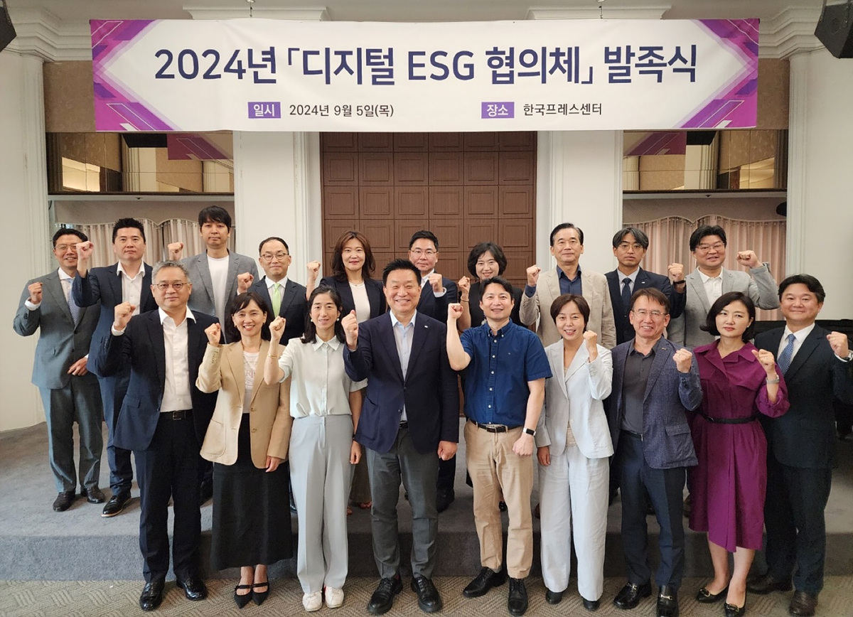 코레일이 5일 한국프레스센터에서 한국지능정보원(NIA)과 ‘디지털 ESG 협의체’ 발족식을 가졌다.(사진=코레일)