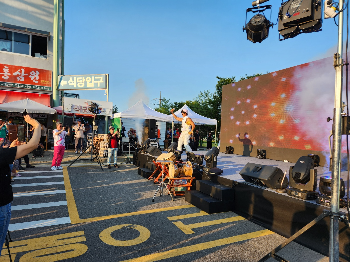 개그맨 & 가수인 이정용은 그의 장기를 살려 관객들과 즐거운 시간을 보내고 있다.