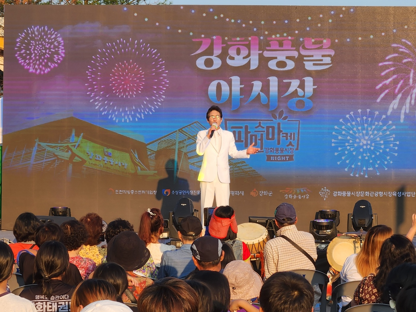 개그맨 김정렬이 관객들에게 웃음을 선사하고 있다.