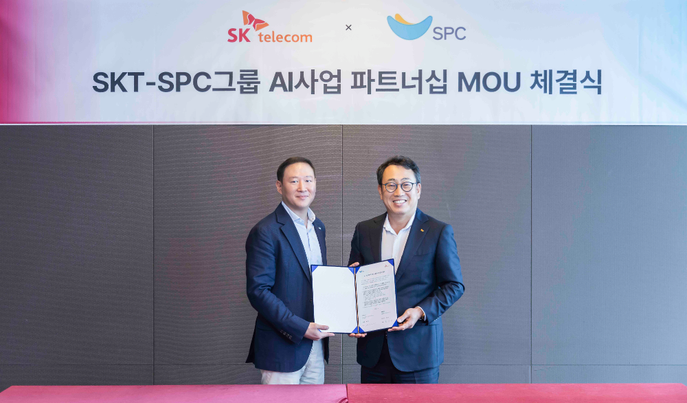 SKT 유영상 CEO(오른쪽)와 SPC 그룹 허희수 부사장이 MOU를 마친 후 기념 촬영하는 모습. 사진=SK텔레콤