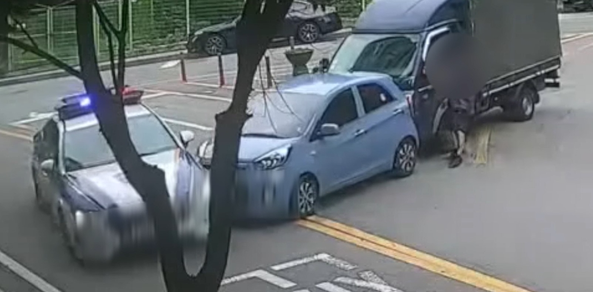 내리막길 굴러가던 화물차 순찰차가 가로막아 사고 예방