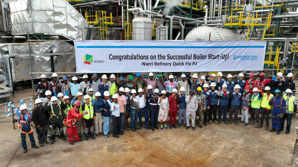 와리 정유시설 긴급 보수공사 현장의 직원들이 보일러 가동 축하 기념 사진을 촬영하고 있다.(사진=대우건설)
