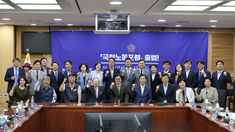 이용우 (오른쪽 뒷줄 두번째) 국회의원 (사진=의원실)