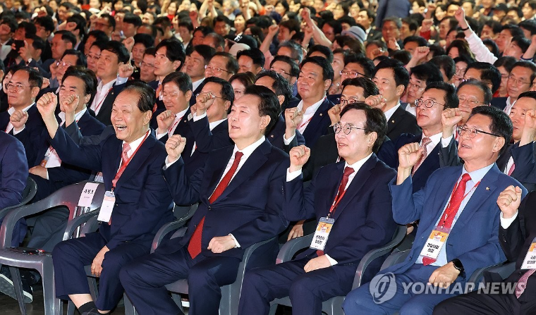 이헌승 (오른쪽) 국회의원 (사진=연합뉴스)