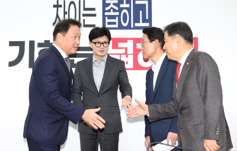 이철규 (오른쪽) 국회의원 (사진=연합뉴스)