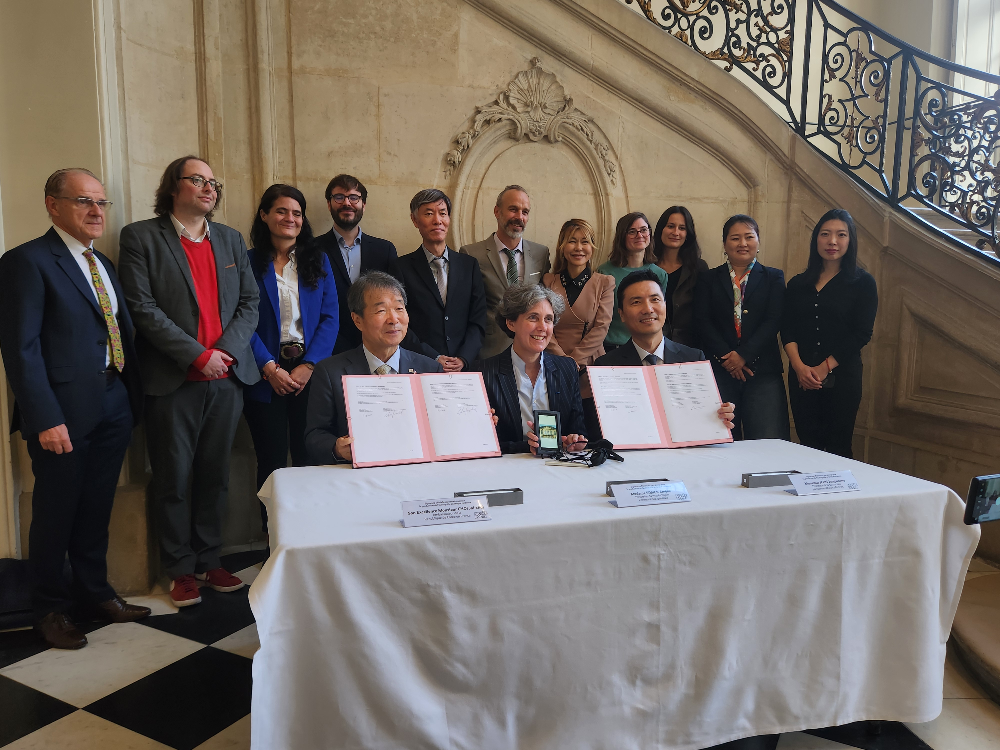 행사에 참석한 최재철 주프랑스대사(앞줄 왼쪽 첫번째), 에밀리 시미에(Amélie Simier) 로댕 미술관 이사장(앞줄 왼쪽 두번째), 전종웅 아시아나항공 파리지점장(앞줄 왼쪽 세번째)과 관계자들이 기념 촬영을 하고 있다.(사진=아시아나항공)