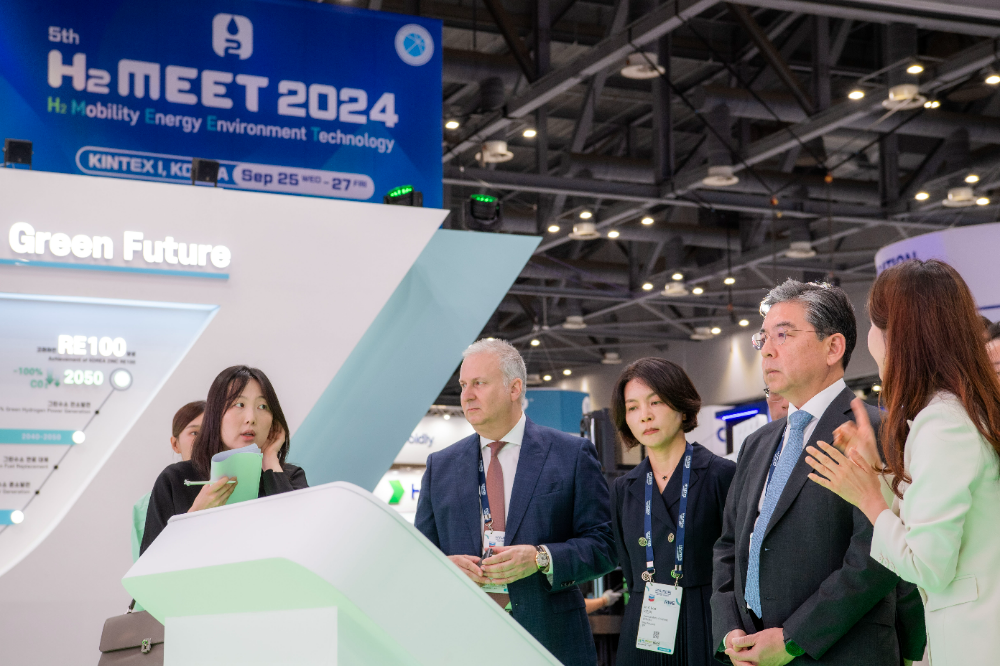 장재훈 현대차 대표이사 사장이 25일 경기도 고양시 킨텍스에서 열린 ‘H2 MEET(H2 Mobility Energy Environment Technology) 2024’ 행사에서 현대차그룹 부스를 둘러보고 있다.(사진=현대차그룹)