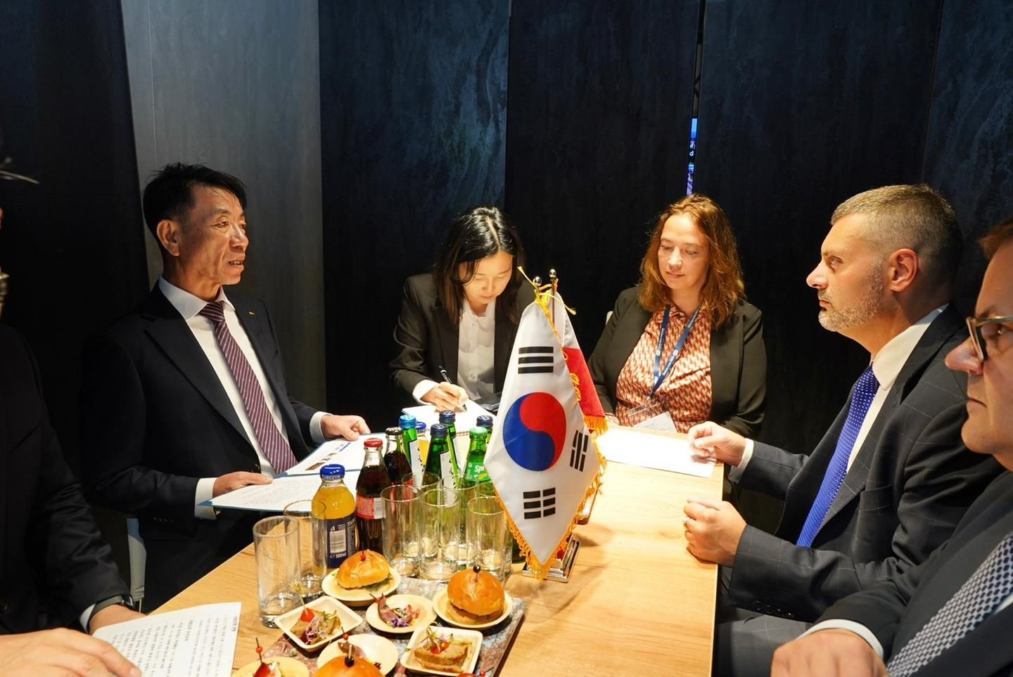 한문희 코레일 사장(맨 왼쪽)이 24일 독일 베를린에서 알랭 베로드 폴란드철도 사장(왼쪽에서 네 번째)과 철도 협력 강화를 위한 면담을 가졌다.(사진=코레일)