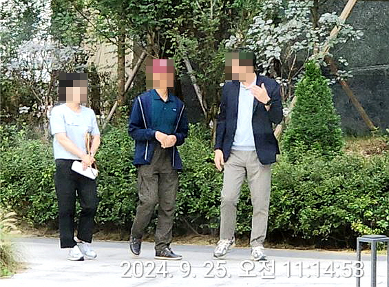 현장설명회가 있은 후에도 현대산업개발 기획사 팀장이 신당10구역 조합원과 미팅을 하고 있다.(사진=제보자)