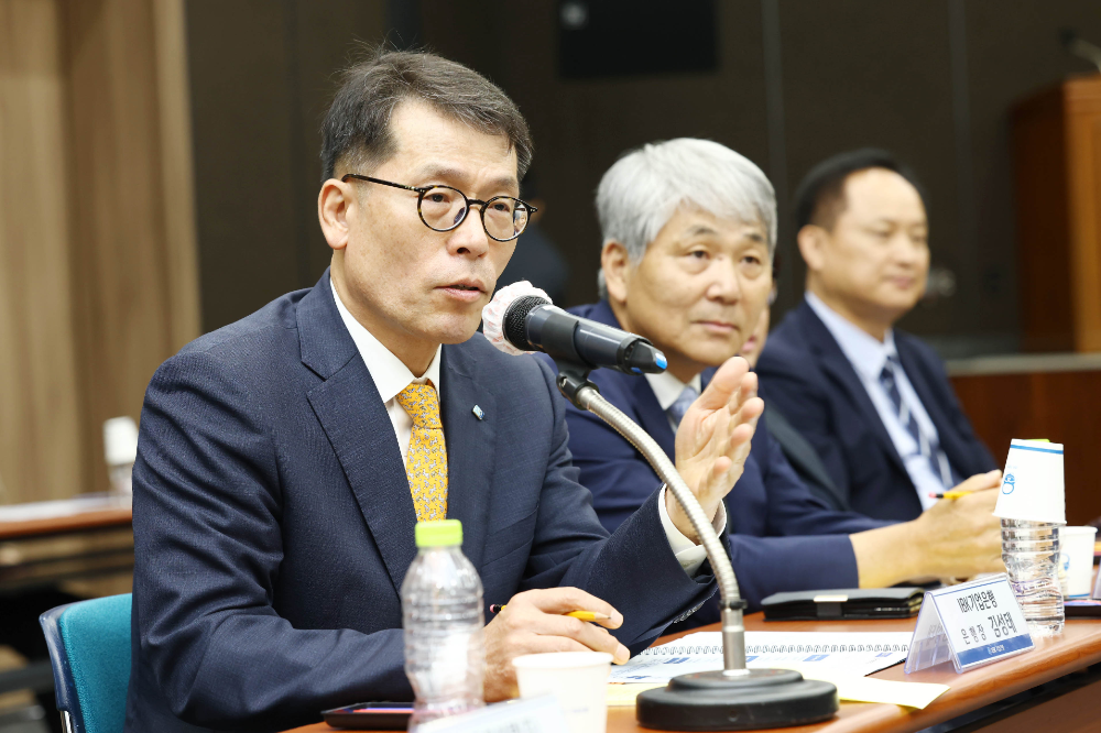 27일 광주상공회의소에서 열린 중소기업 현장 간담회에서 김성태 IBK기업은행장이 중소기업 대표들과 대화 하고 있는 모습. 사진=IBK기업은행