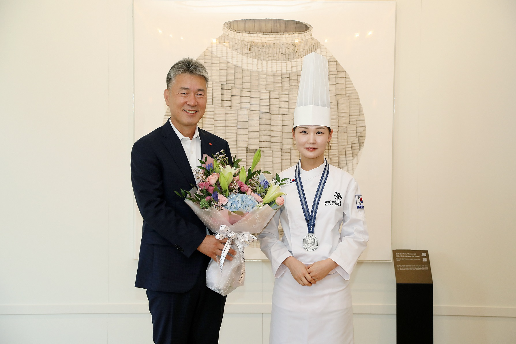 시그니엘 서울 스테이 이지유 셰프 국제기능올림픽 은메달 획득 기념 촬영.(사진=시그니엘 서울)