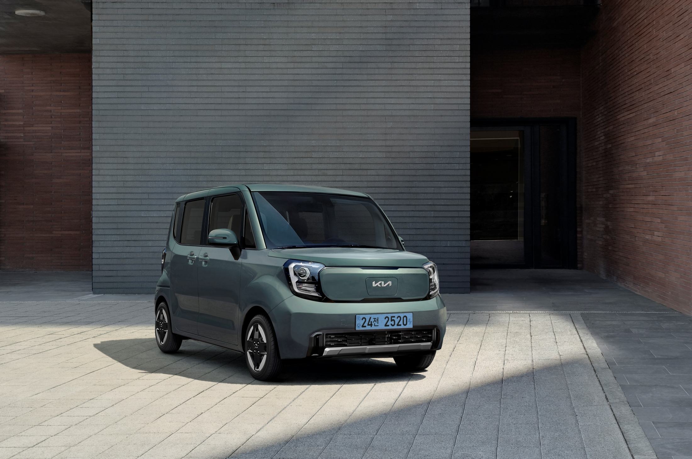 기아, ‘The 2025 레이’ 출시…“상품성 높이고 가격 동결”