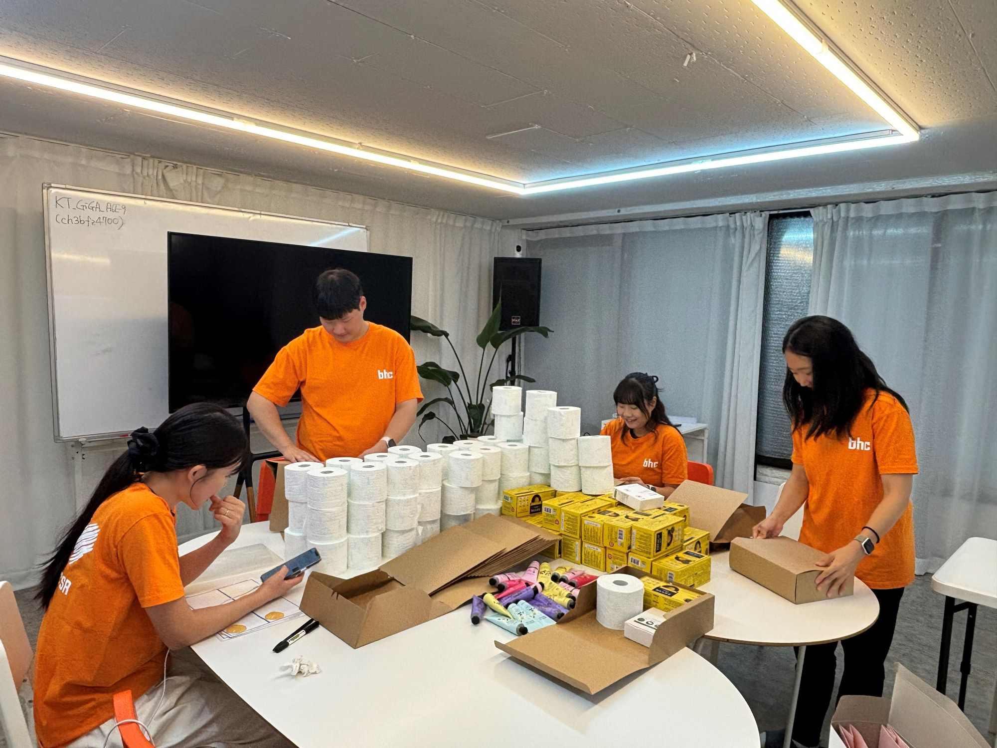 bhc 치킨 대학생 봉사단, 사랑의 물품 전달