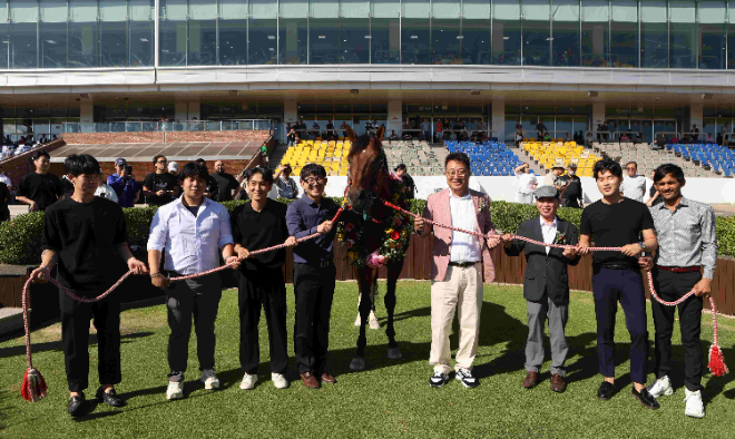 위너스맨 은퇴행사 기념촬영 모습(오른쪽에서부터 네 번째 이경희 마주, 세 번째 최기홍 조교사). 사진=마사회