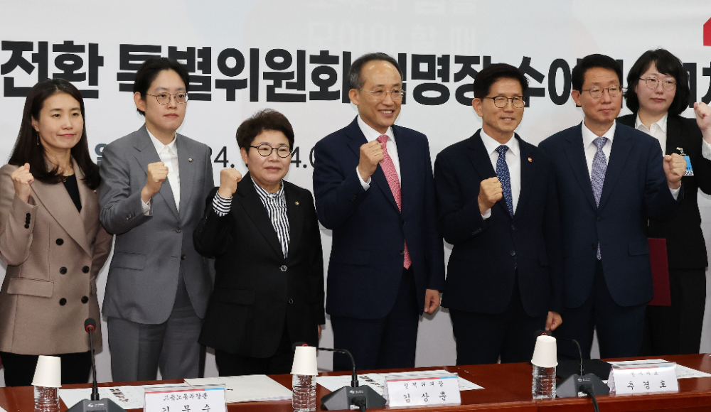 파이팅 하는 추경호 원내대표와 참석자들.(사진=연합뉴스)