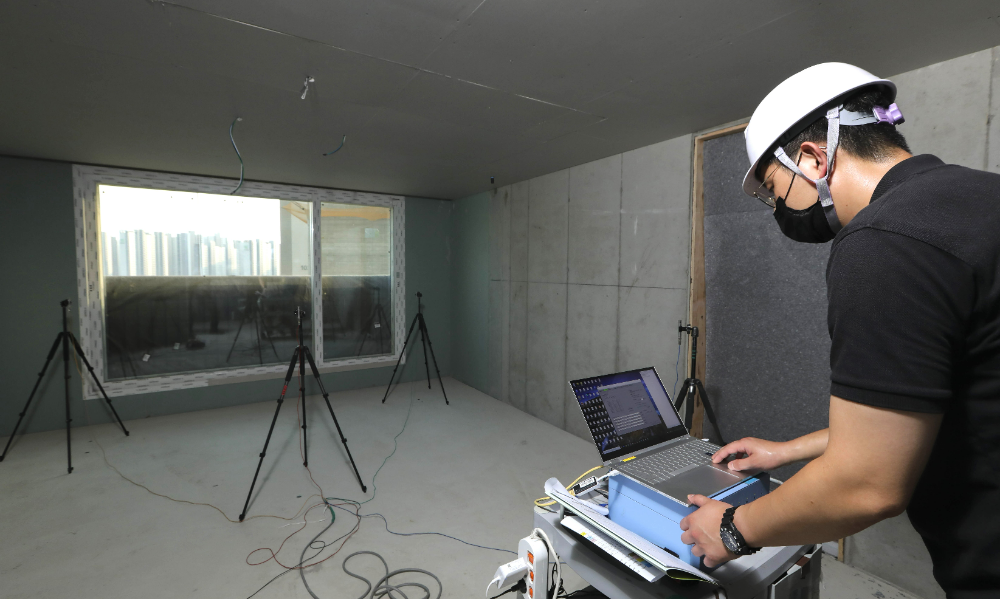 DL이앤씨 직원이 한 신축 아파트 공사 현장에서 중량 충격음 테스트를 진행하고 있다.(사진=DL이앤씨)