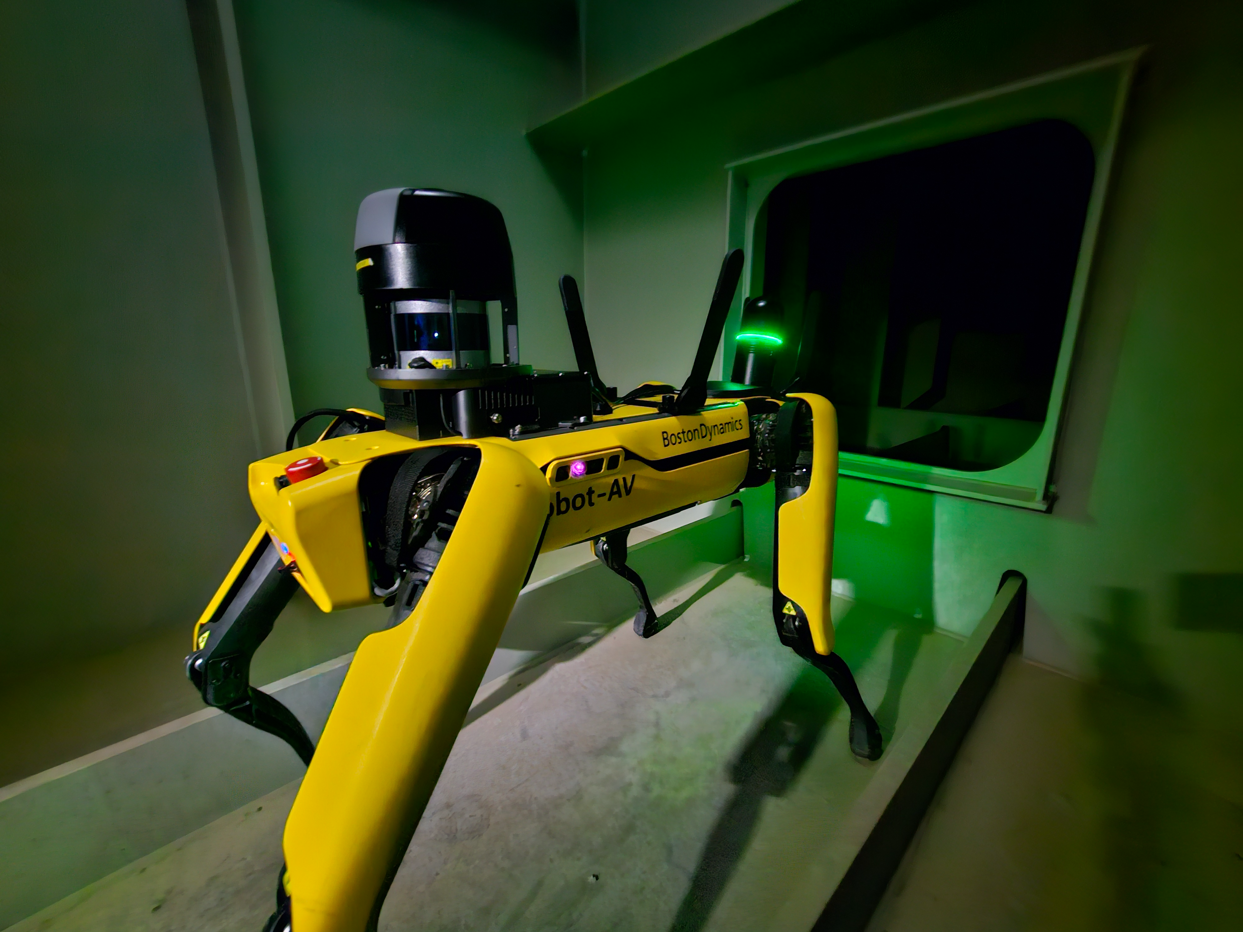 가평교 거더 내부에서 강재 변형 및 손상 여부를 조사 중인 모습, (사진=국토안전관리원)