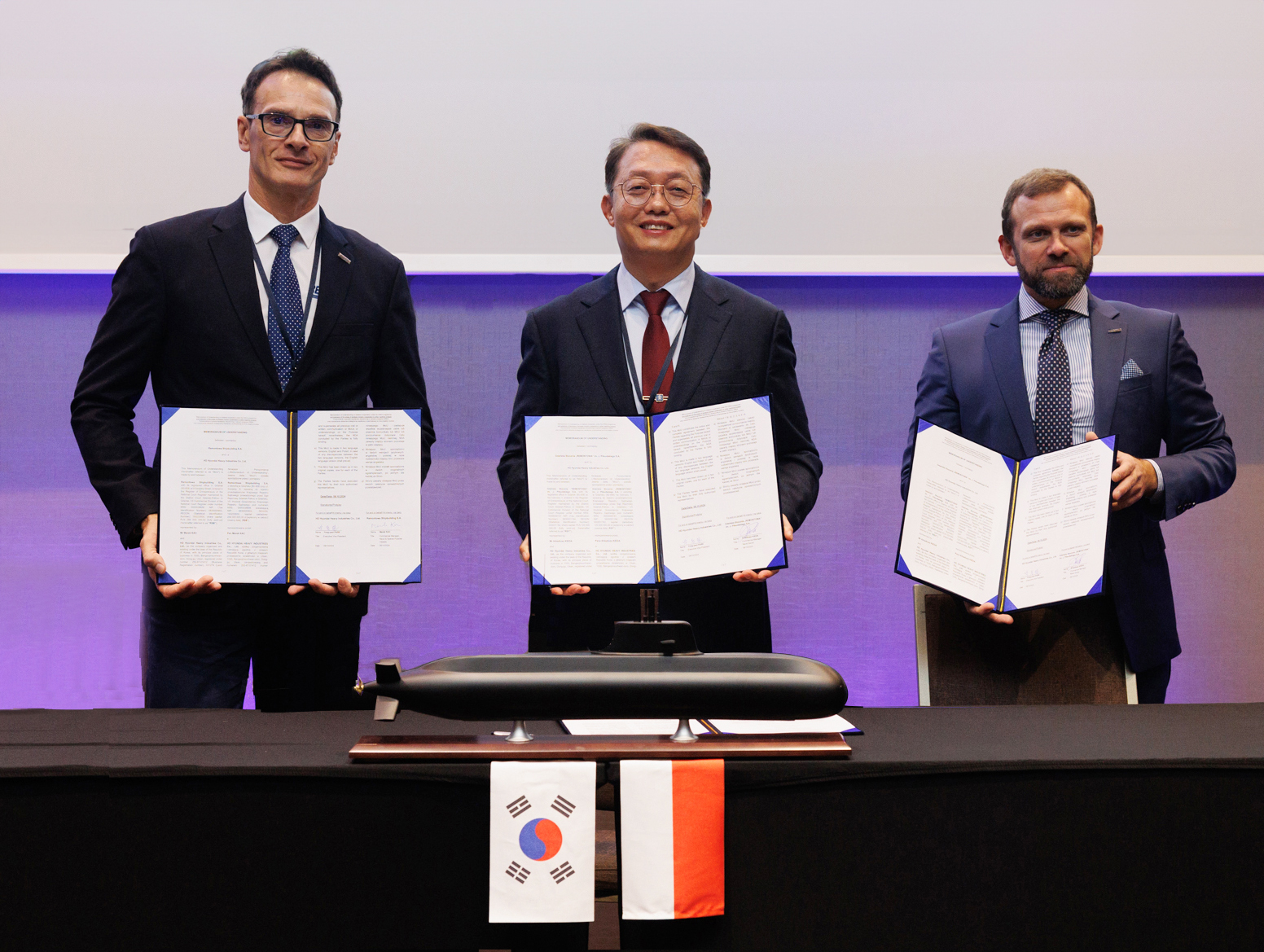 (왼쪽부터) 레몬토와 조선소 임원 마렉 카츠(Marek Kac), HD현대중공업 특수선사업부 박용열 전무, 레몬토와 조선소 임원 아르카디우시 키에다(Arkadiusz Kieda).(사진=HD현대중공업)