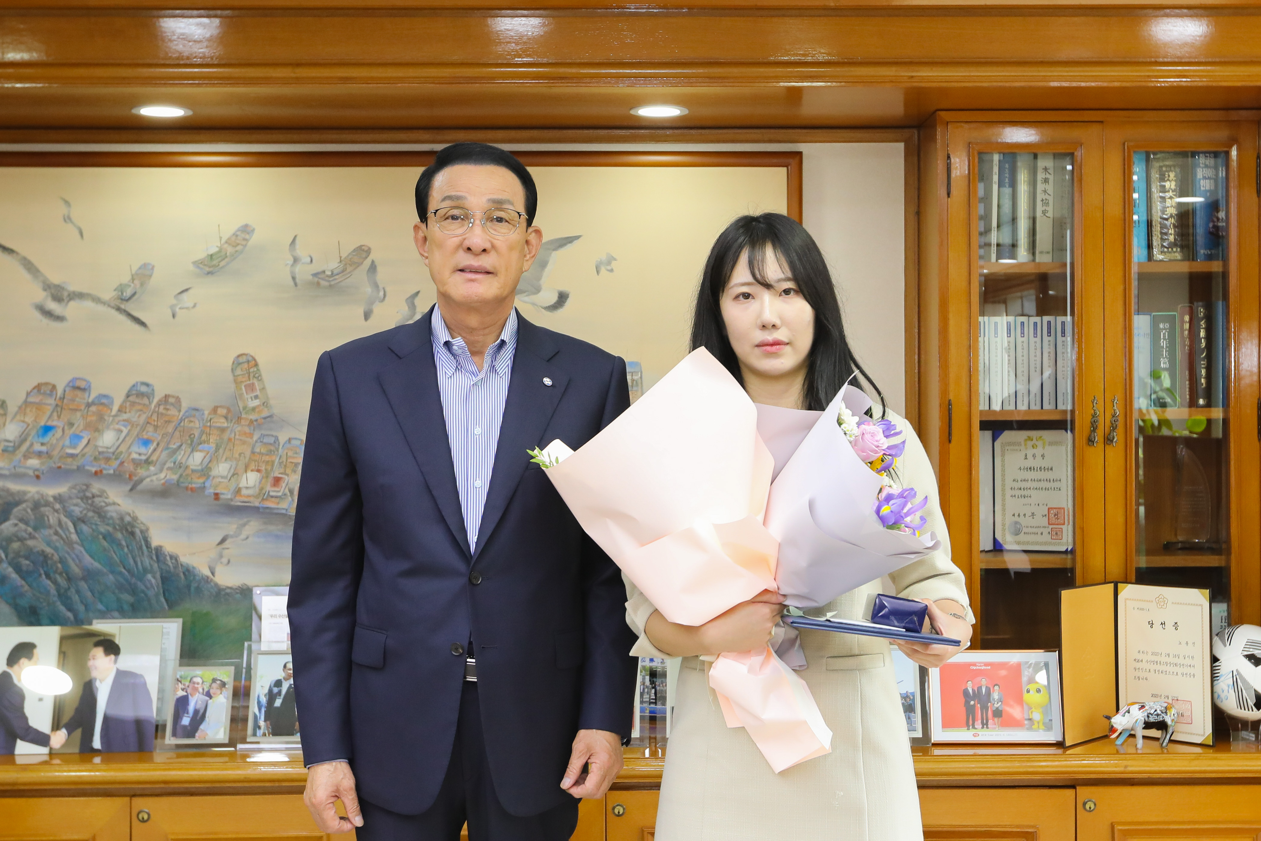 노동진 수협중앙회장(왼쪽)이 지난 11일 서울 송파구 본사에서 보이스피싱 범죄를 막은 당진수협 천안지점 고지은(오른쪽) 직원과 함께 기념사진을 촬영하고 있다. (사진=수협중앙회)