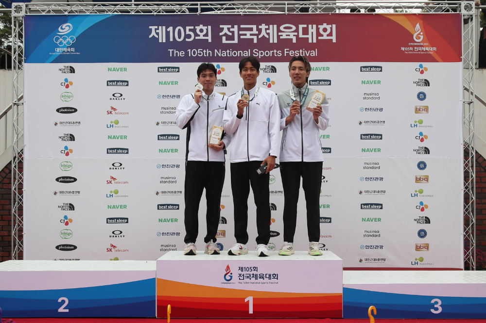 14일(월) 진주 경남체육고등학교에서 열린 제 105회 전국체육대회 근대5종 시상식에서 정진화 선수(LH 소속, 가운데)가 금메달을 목에 걸고 다른 선수들과 기념 촬영을 하고 있다.(사진=LH)