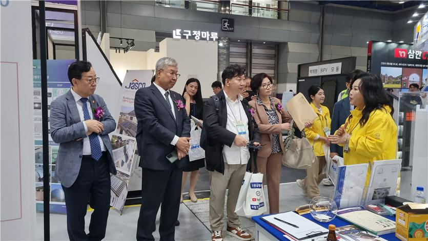 대한건축사협회장, 건축가협회장 등이 설명이 듣고 있다.(사진=아세아방재)