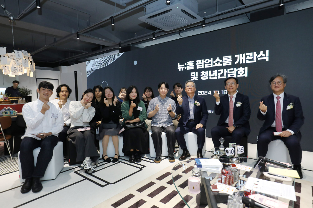 18일(금) LH ‘뉴:홈 팝업 쇼룸’ 개관식 및 청년간담회에서 이한준 LH 사장(오른쪽 세 번째), 김규철 국토교통부 주택토지실장(오른쪽 두 번째) 등 정책 관계자와 뉴:홈 공모전 수상자, 청년 팝업 자문단 등이 함께 기념촬영을 하고 있다.(사진=LH)