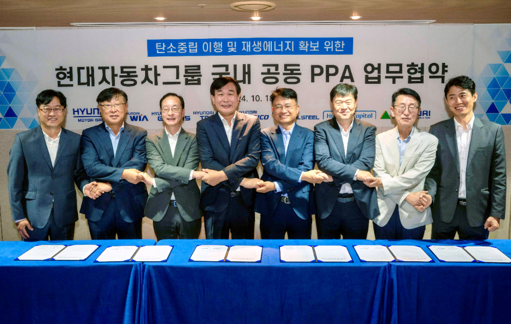 (왼쪽부터) 현대케피코 기획실 송두순 상무, 현대종합특수강 경영관리본부 이대형 상무, 현대건설 개발사업부 이동훈 상무, 현대차그룹 한용빈 부사장, 현대글로비스 안전환경경영실 문병섭 상무, 현대위아 전략추진실 황윤목 상무, 현대캐피탈 경영지원본부 유흥목 상무, 현대트랜시스 전략지원팀 공기원 팀장이 업무협약 체결 후 기념 촬영을 하고 있다.(사진=현대차그룹)