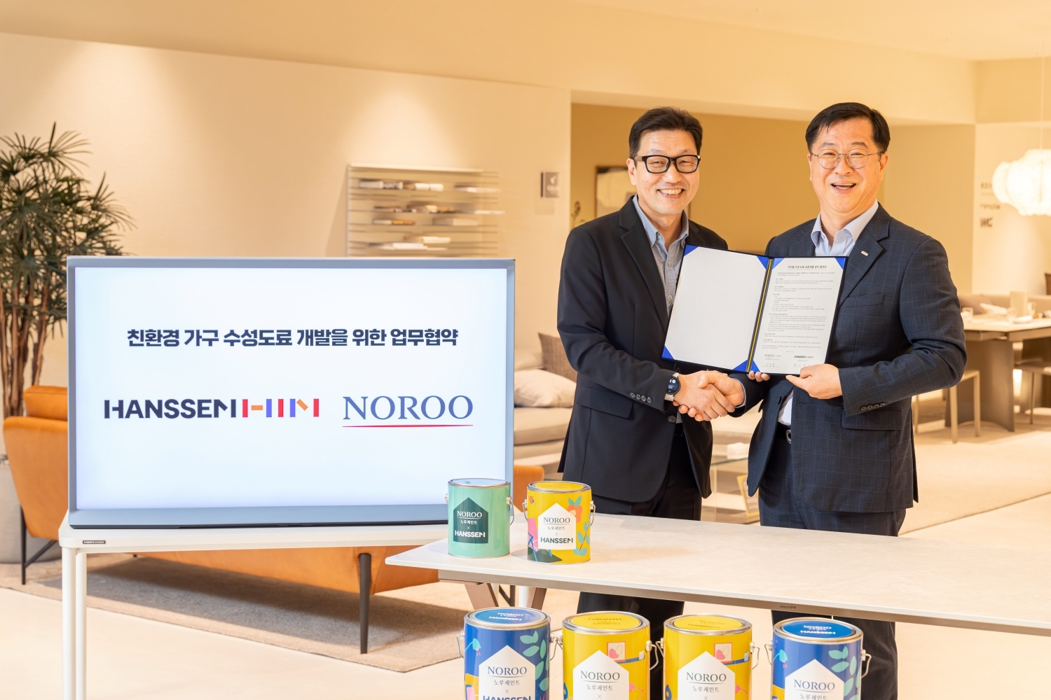 한샘이 노루페인트와 친환경 가구 수성도료 개발을 위한 업무협약(MOU)을 맺었다. 고영남 한샘 연구소장(왼쪽)과 김학근 노루페인트 상무가 한샘 송파점에서 진행된 업무협약식에서 기념촬영을 하고 있다.(사진=한샘)