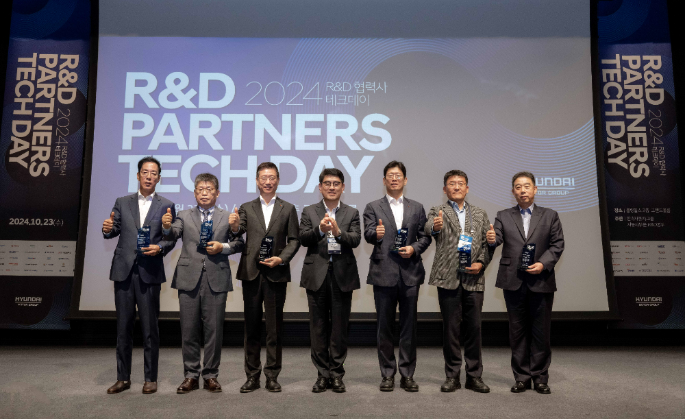 (좌측부터) 경창산업 차석주 부회장, 피에이치에이 허승현 대표이사, 유라코퍼레이션 박동일 사장, 현대차•기아 R&D본부장 양희원 사장, 유라테크 엄대열 대표이사, 동희산업 박주은 사장, 서진산업 최재홍 대표이사가 기념촬영 하는 모습.(사진=현대자동차)