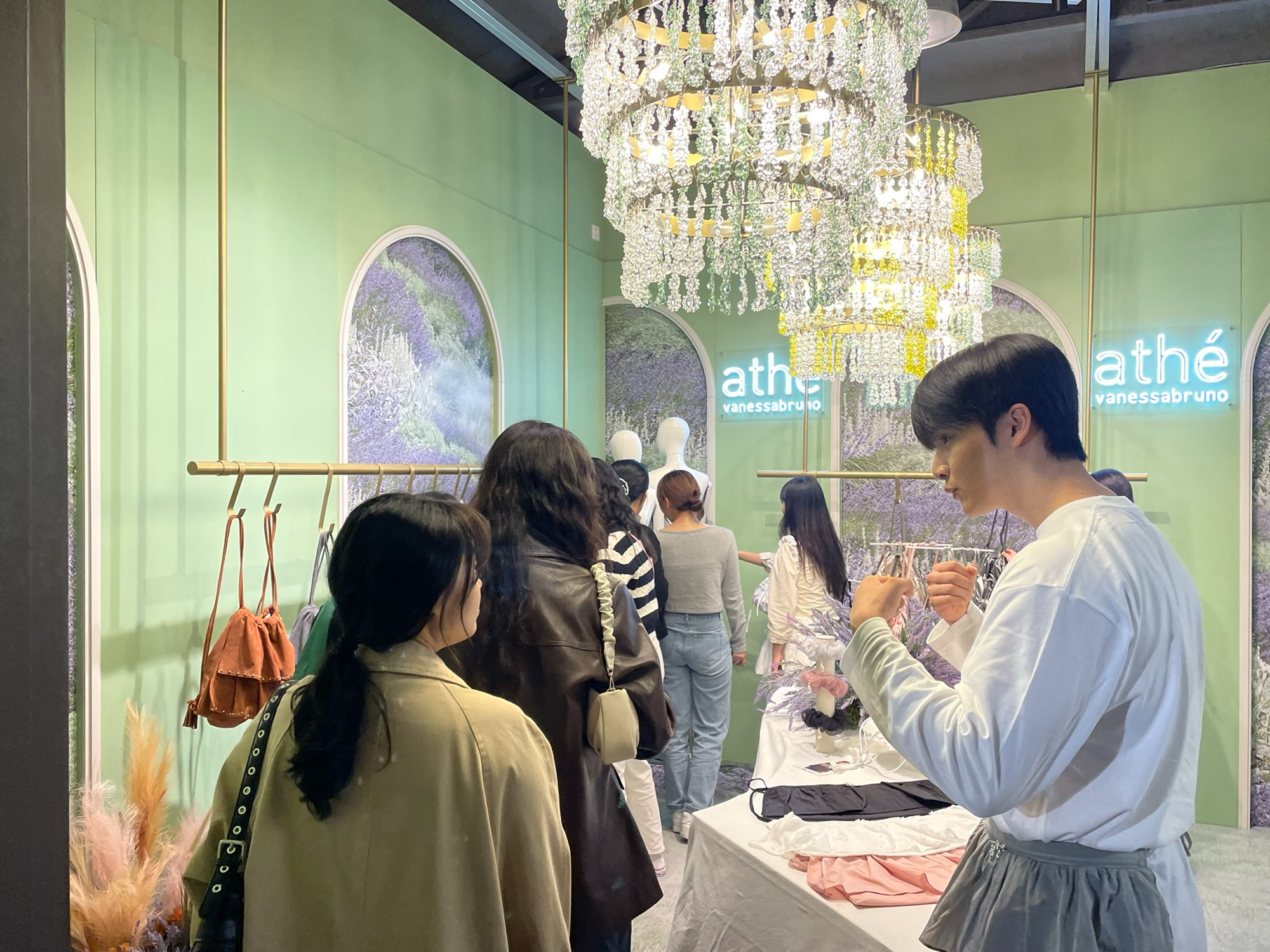 LF 아떼 바네사브루노 ‘성수 팝업스토어’ 2만 2천명 몰려”