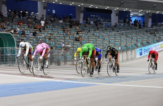광명스피돔에서 경주에 출전한 특선급 선수들이 결승선을 앞두고 경합을 벌이고 있다. (사진=국민체육진흥공단)
