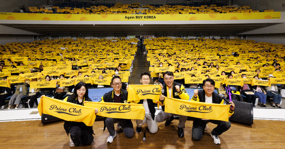 26일 서울 이화여자대학교 대강당에서 개최한 ‘2024 PRIME CLUB 투자 콘서트’에서 KB증권 이홍구 대표이사(왼쪽 네번째) 및 PRIME CLUB 운영진이 행사에 참석한 고객들과 함께 기념촬영을 하고 있다. 사진=KB증권