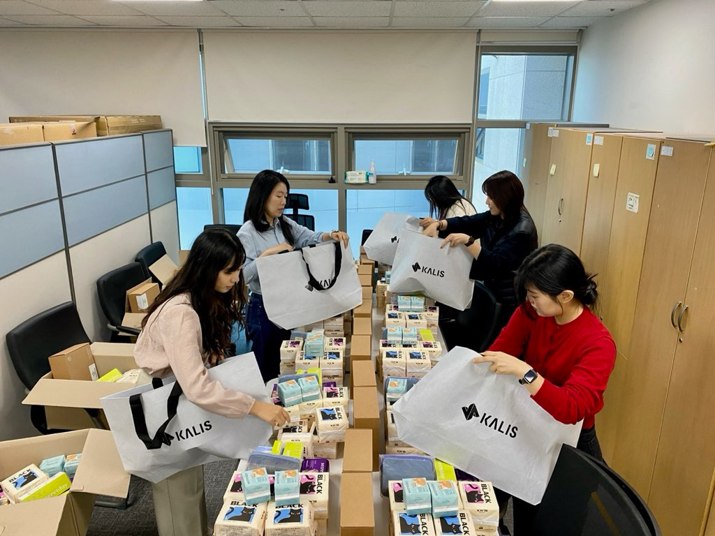 관리원 직원들이 위생용품 키트를 준비하는 모습.(사진=국토안전관리원)