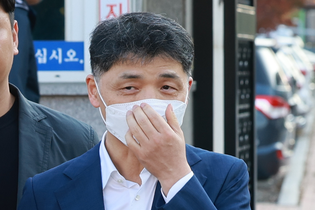 SM엔터테인먼트 시세조종 의혹으로 구속기소된 카카오 창업자 김범수 경영쇄신위원장이 31일 오후 서울 구로구 서울남부구치소에서 보석 석방되며 입장을 밝히고 있다. 사진=연합뉴스