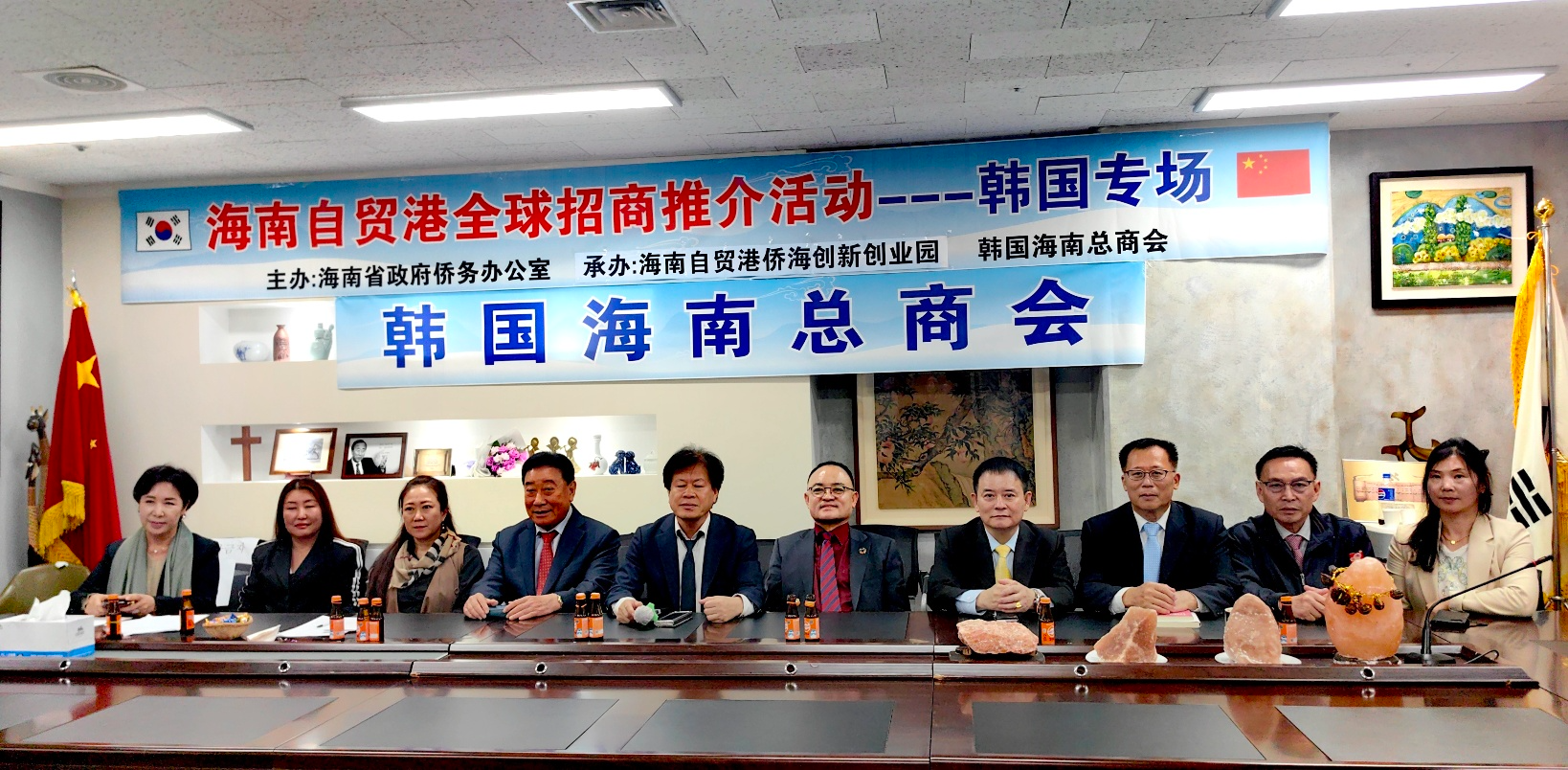 K-테마파크(총재 조재현)와 중국 하이난성 총 상인회(회장 김은식)는 지난 2일, 서울 구로 디지털 에이스 타워빌딩에서 중국 하이난성 교무 판공실 (주임 쩡쇼민) 임직원 50여명과 한국 측 생산공장 두루원 (회장 송종섭),코스메틱 (회장 정재금), K-테마파크 (회장 권여주) 임원과 하이난 총상 임직원 70명이 화상회의를 통해 MOU를 체결했다.(사진= K-테마파크)