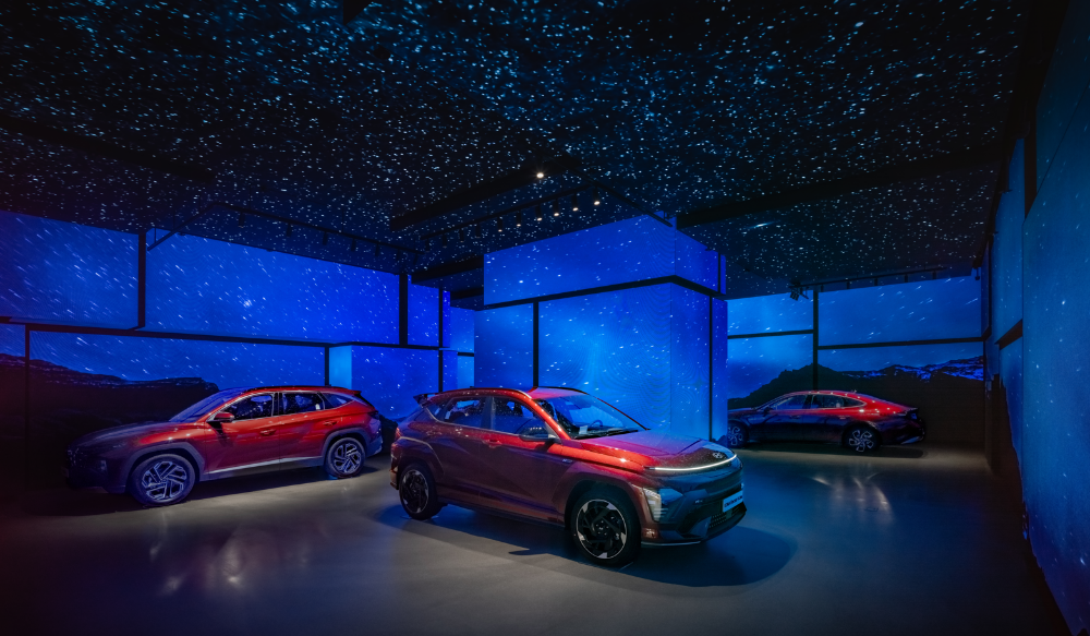 현대 모터스튜디오 하남 내 전시된 ‘얼티메이트 레드 메탈릭(Ultimate Red Metallic)’ 외장 색상의 ▲투싼 ▲코나EV ▲쏘나타.(사진=현대자동차)