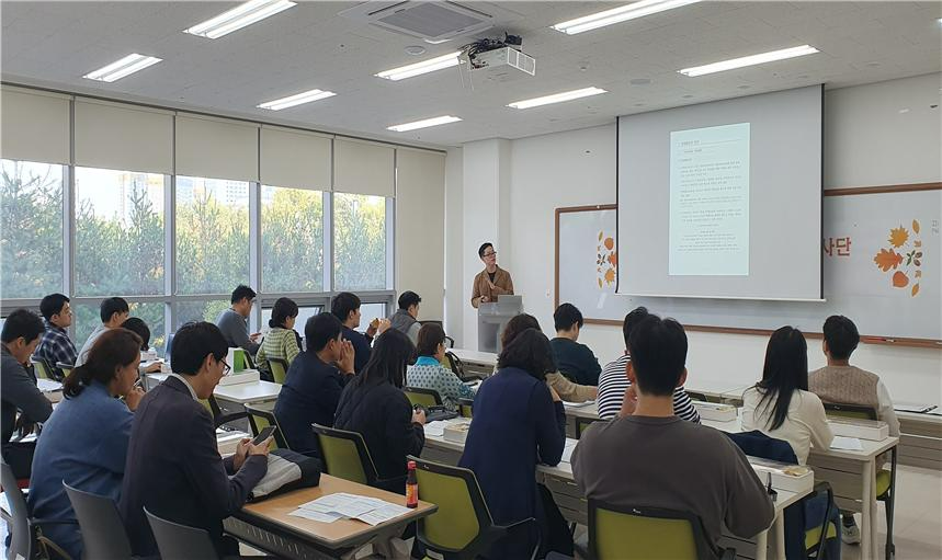 HUG(전세사기피해자 경‧공매지원센터 김성균 과장)에서 인천광역시교육청 부동산 교육강사단을 대상으로 진행된 전세사기 피해 예방교육 현장 모습.(사진=HUG)