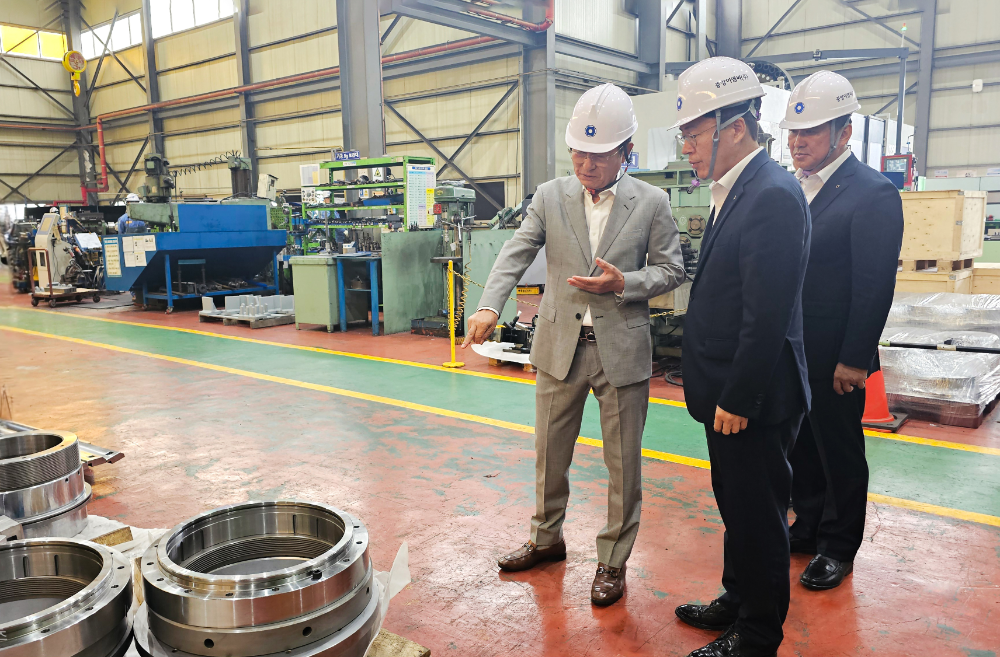 중앙이엠씨(주)임성기 대표(왼쪽)가 NH농협은행 이석용 은행장(가운데), 정재헌 전남 본부장(오른쪽)에게 자사 생산 제품에 대해 설명하고 있다. 사진=NH농협은행