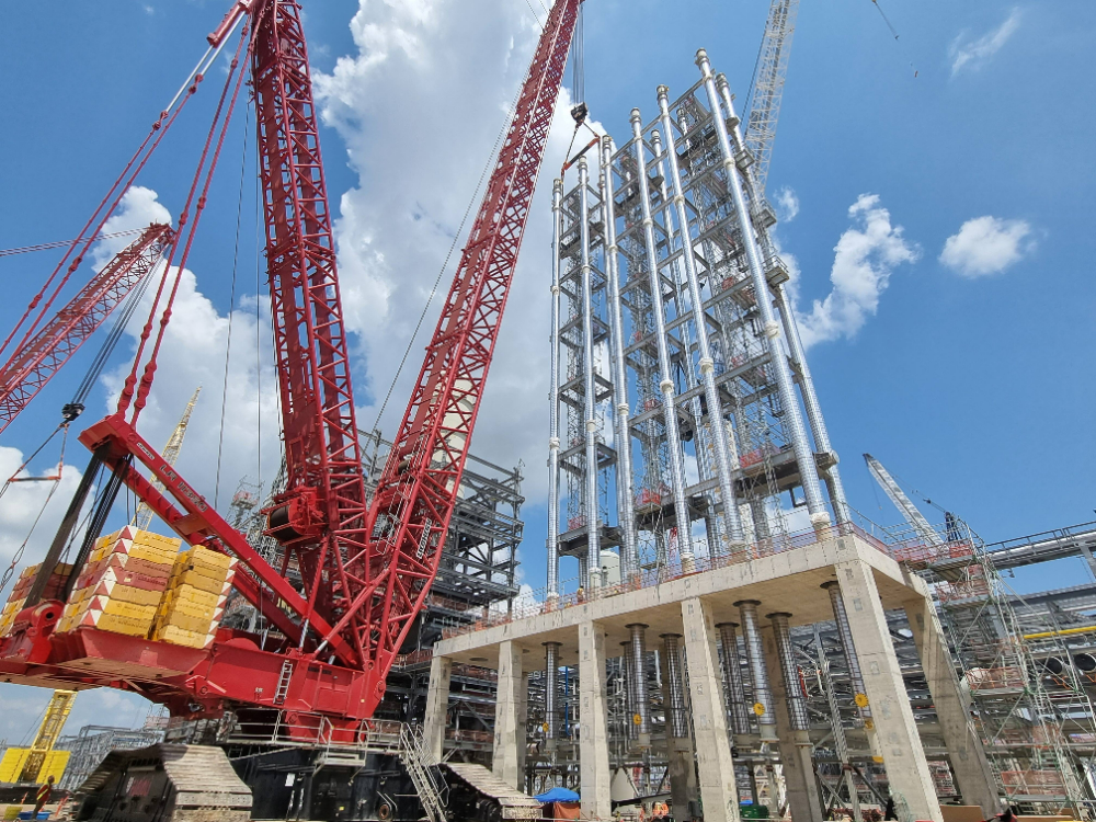 DL이앤씨 텍사스 석유화학 플랜트 현장에 핵심 기기인 ‘루프 리액터(Loop Reactor)’를 설치하는 모습.(사진=DL이앤씨)