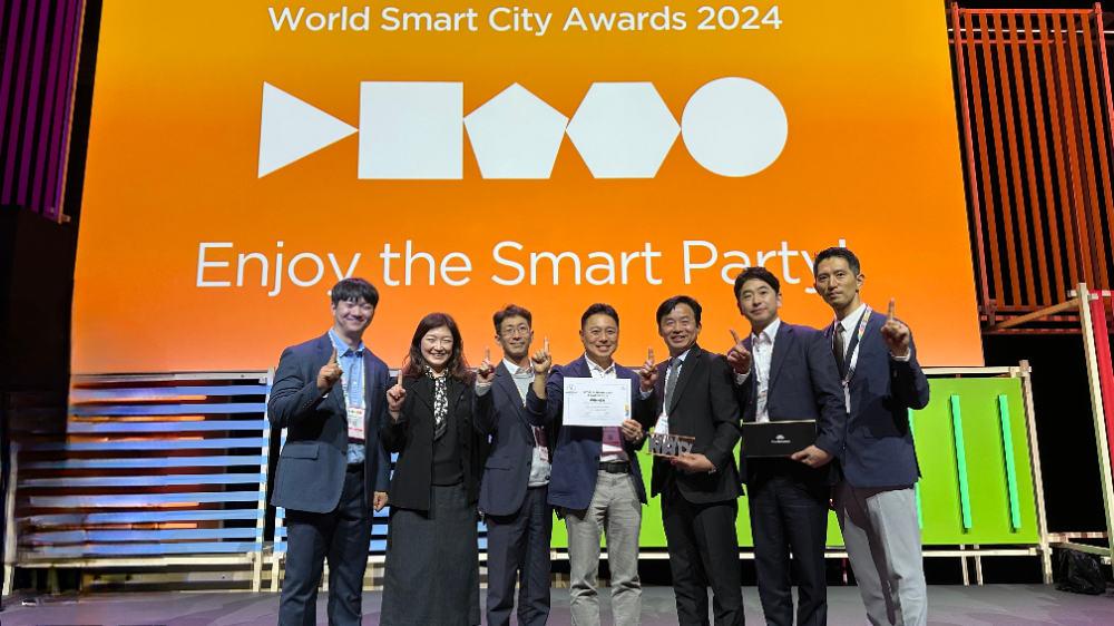 6일(현지시각) 스페인 바르셀로나에서 열린 ‘2024 스페인 스마트시티 엑스포 월드 콩그레스 월드 스마트시티 어워즈‘에서 박동선 LH 국토도시본부장(왼쪽 네 번째)과 관계자들이 수상 기념 촬영을 하고 있다 (사진=LH)