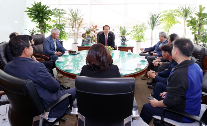 이덕수 의장(중앙)이 농업인 단체장들과 간담회를 진행하고 있다.