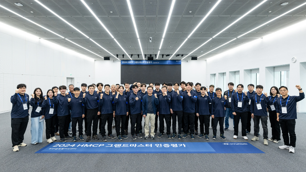 ‘2024 그랜드마스터 인증 평가’에 응시한 최우수 엔지니어들이 현대차 천안 글로벌러닝센터에서 기념 촬영을 하고 있다.(사진=현대자동차)
