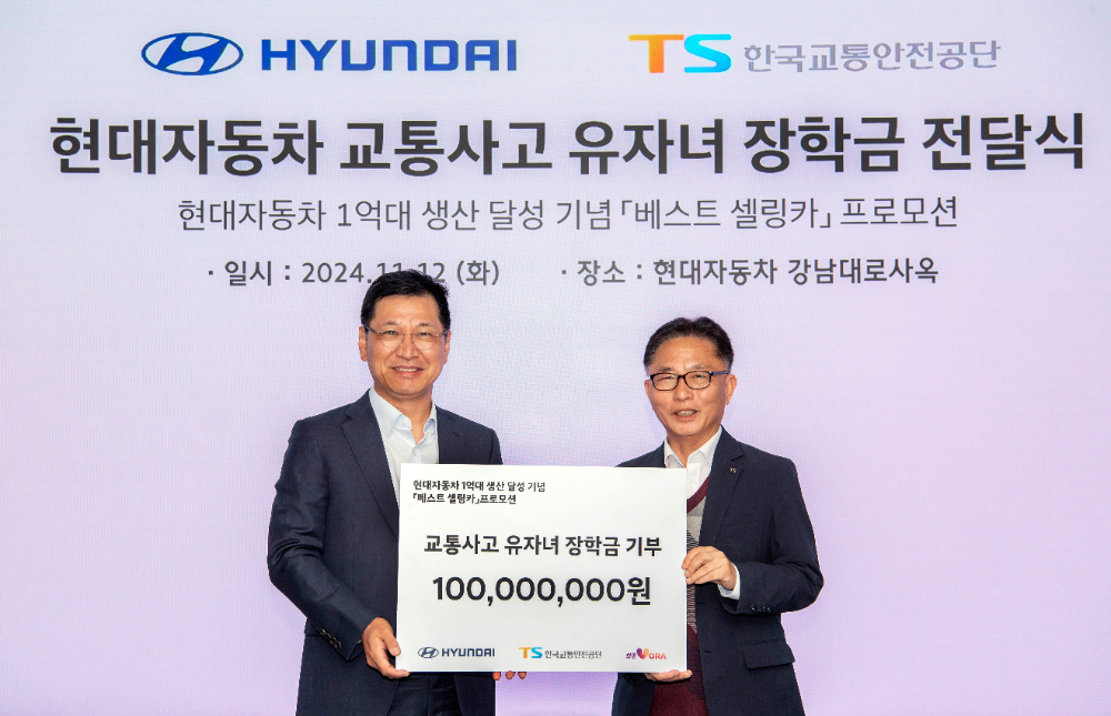 (왼쪽부터) 현대차 김승찬 국내판매사업부장, 한국교통안전공단 장찬옥 교통안전본부장.(사진=현대자동차)