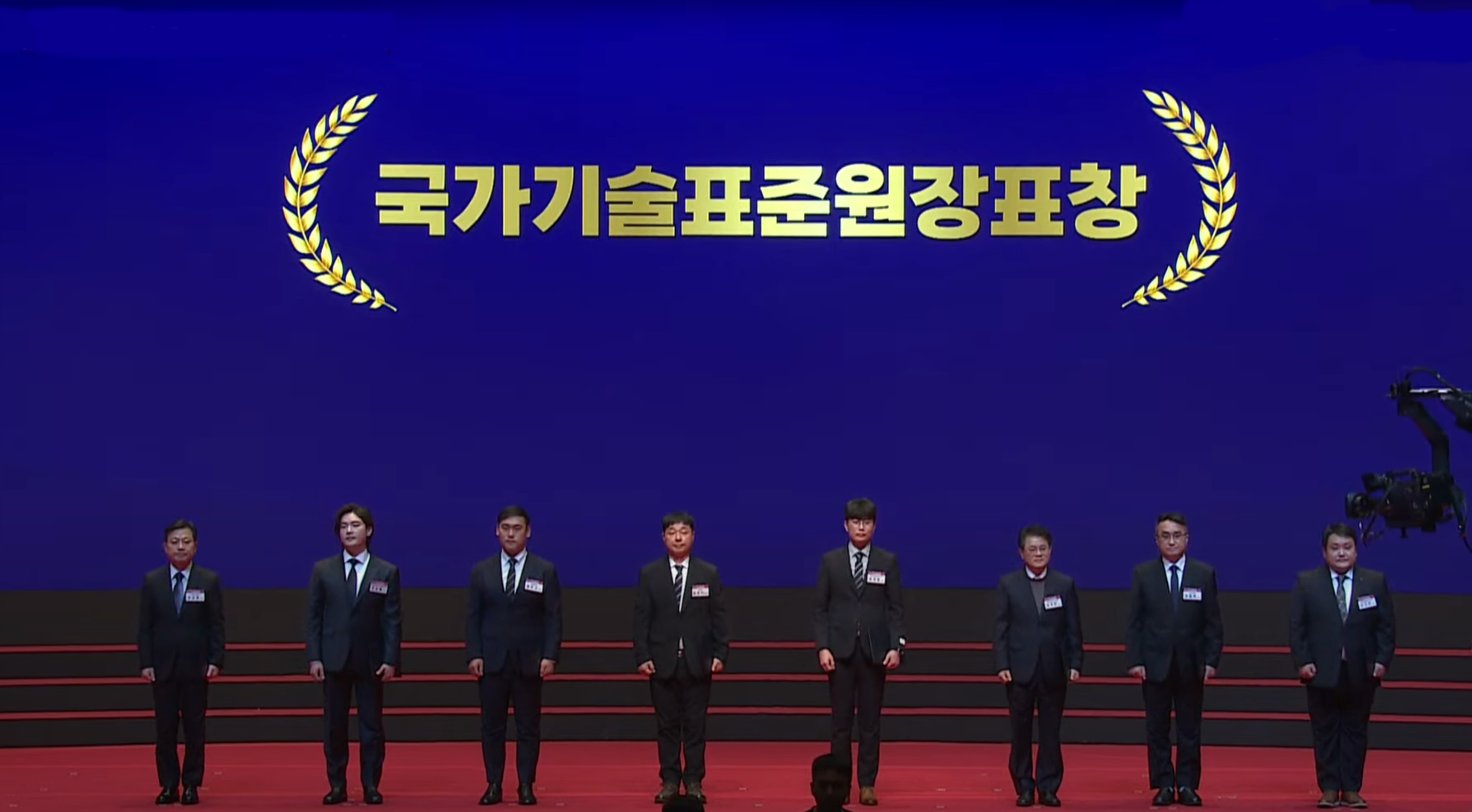 아이나비시스템즈 정주한 품질관리부문장(사진 오른쪽 세번째)이 '2024년 국가품질상'을 수상하고 있다.(사진=팅크웨어)