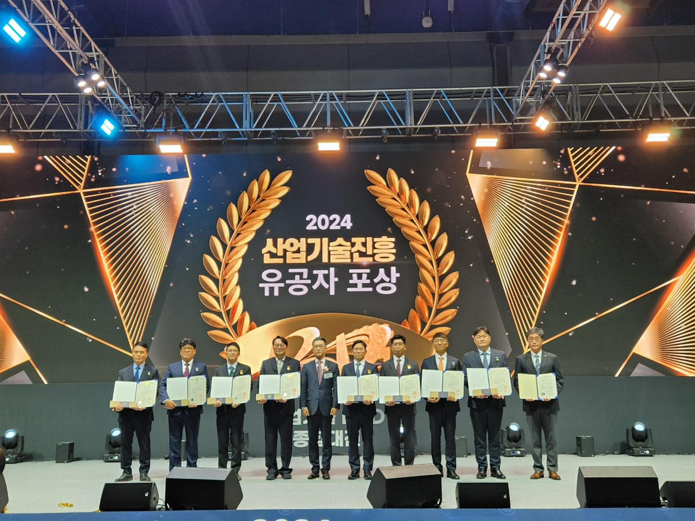 아이나비시스템즈 이은복 모빌리티사업부문장(오른쪽 세 번째)이 ‘2024년 산업기술진흥 유공 국무총리 표창'을 수상하고 있다.(사진=팅크웨어)