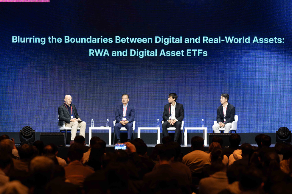 ‘업비트 D 컨퍼런스(Upbit D Conference, 이하 UDC) 2024’에서 참가자들이 논의중인 모습. 사진=두나무