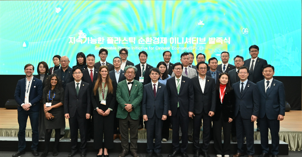 티케이케미칼 이동수 대표이사(맨 앞줄 오른쪽 두 번째)가 지난 25일 부산 해운대구 벡스코(BEXCO)에서 열린 ‘지속가능한 플라스틱 순환경제 이니셔티브’ 발족식에서 정부, 부산광역시, 기업 관계자 등과 기념촬영을 하고 있다. 이날 발족식에는 김완섭 환경부 장관(맨 앞줄 왼쪽 여섯 번째)과 박형준 부산광역시장(맨 앞줄 오른쪽 다섯 번째) 등도 참석해 플라스틱 순환경제 구축과 확산에 뜻을 함께했다.(사진=SM그룹)
