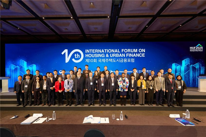제10회 국제주택도시금융포럼 국제기구 기념촬영.(사진=HUG)